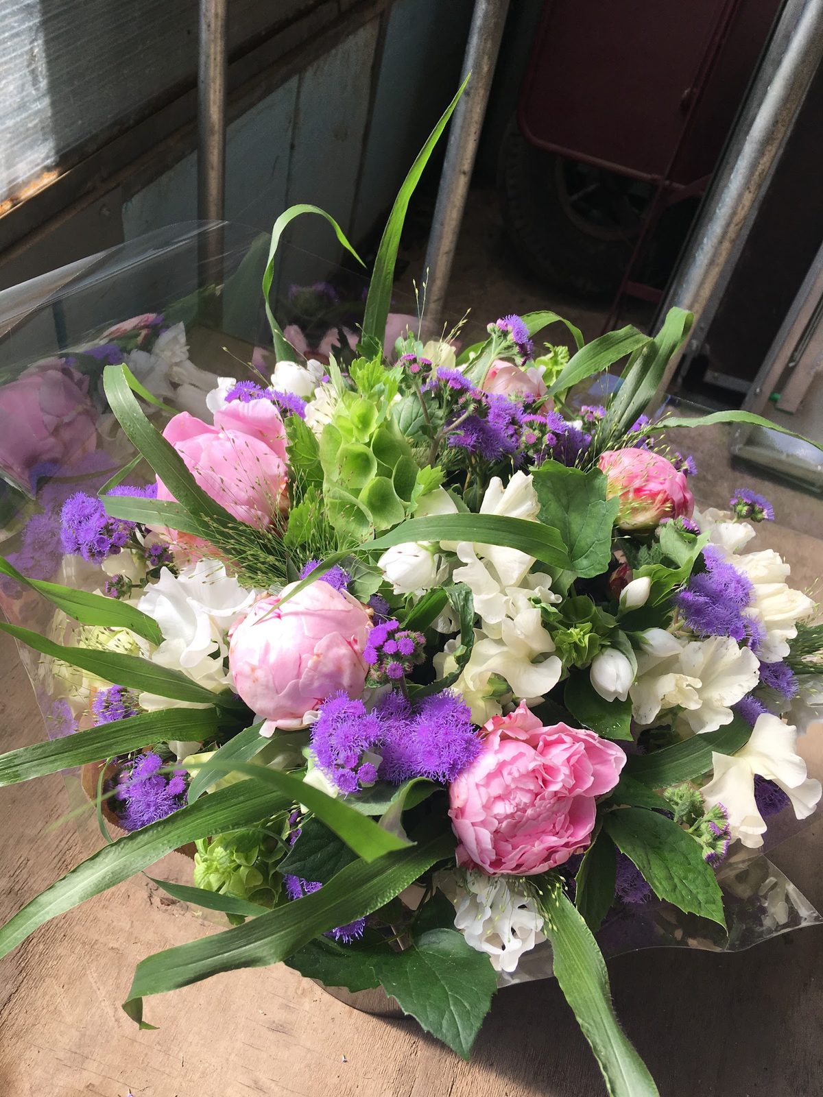 Bouquet de pivoines, agapanthes et fleurs blanches