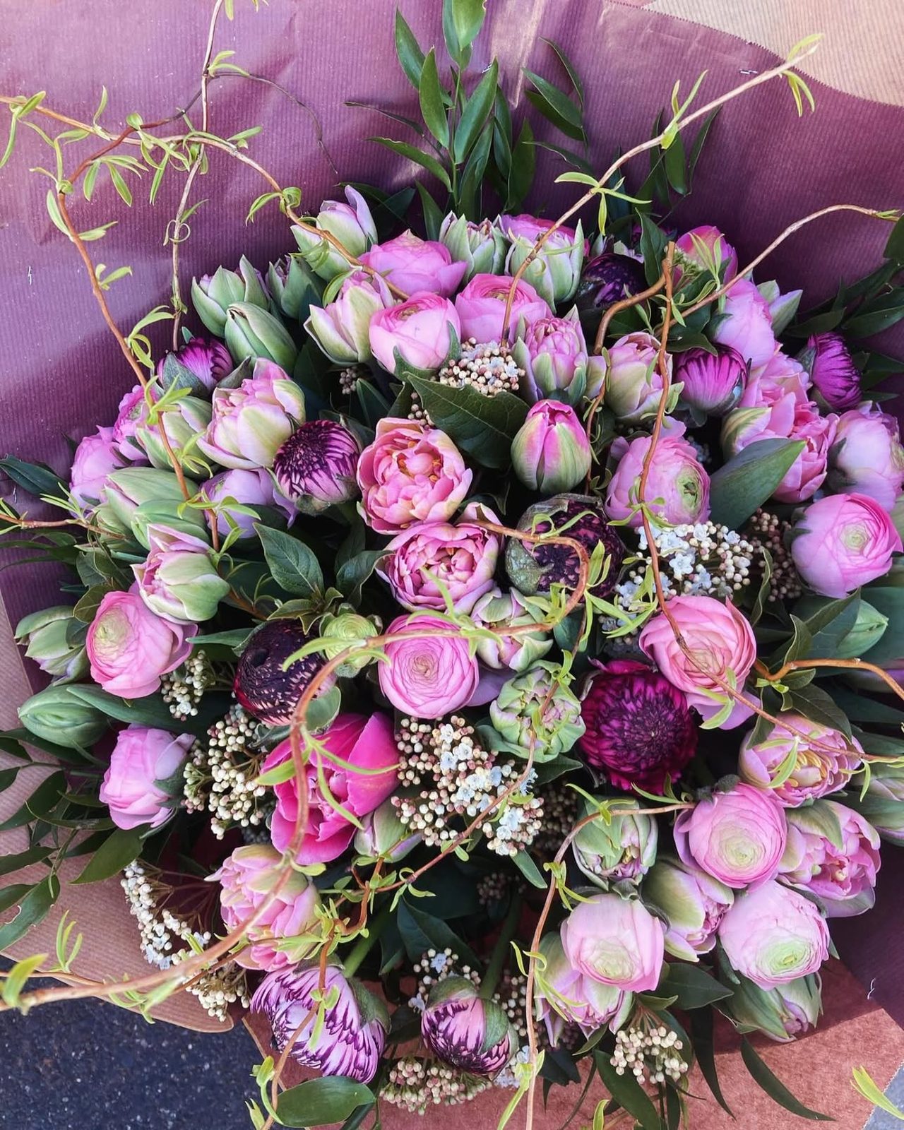 Bouquet de roses roses et de fleurs de cire