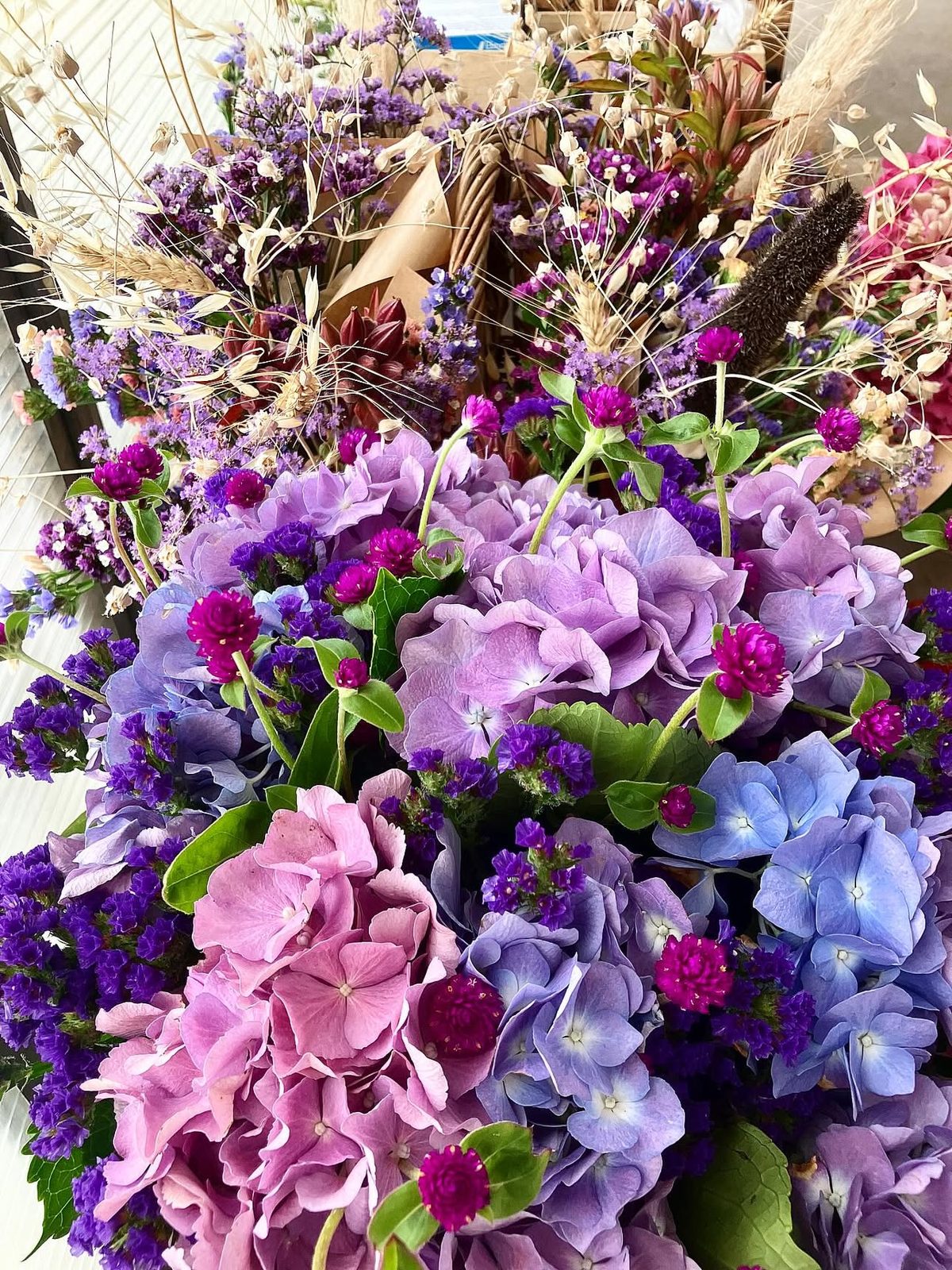 Bouquet de fleurs fraîches et séchées, hortensias mauves