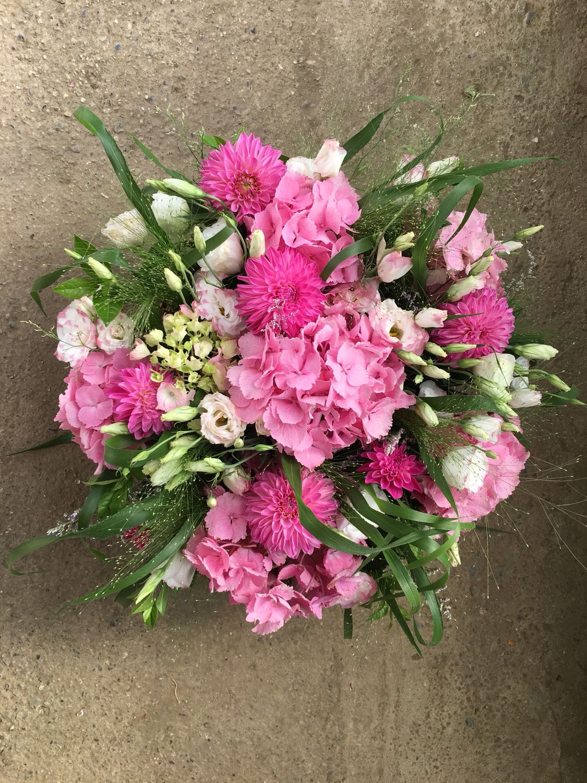 Bouquet rond rose : œillets, hortensia et gerberas