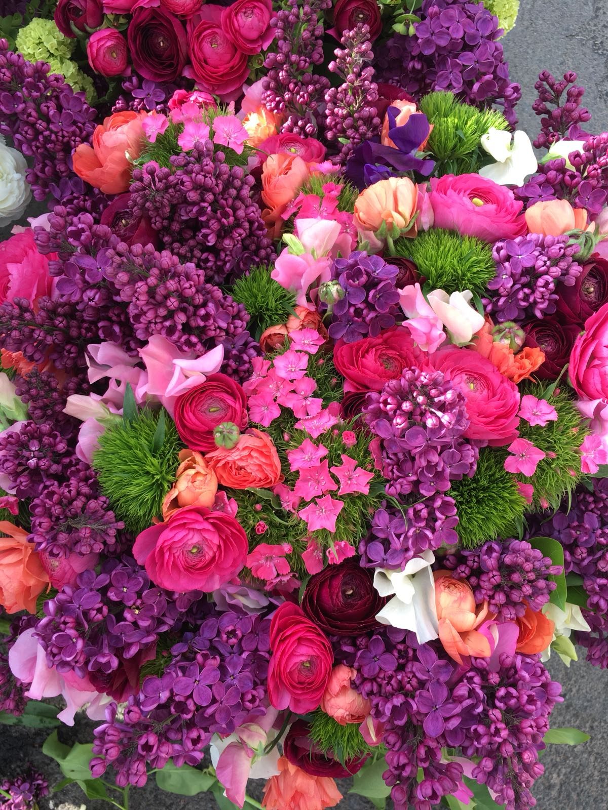 Lilas mauve, renoncules et œillets de poète