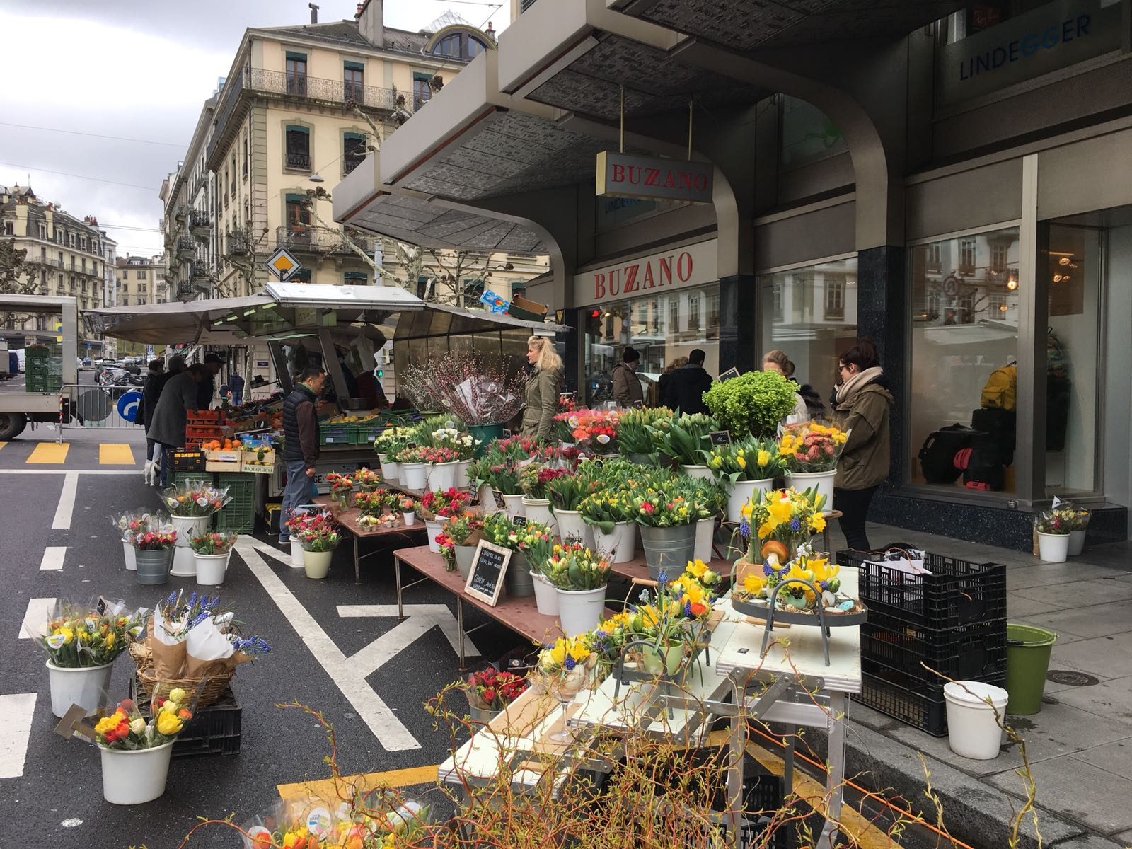 Le stand du marché sur le boulevard