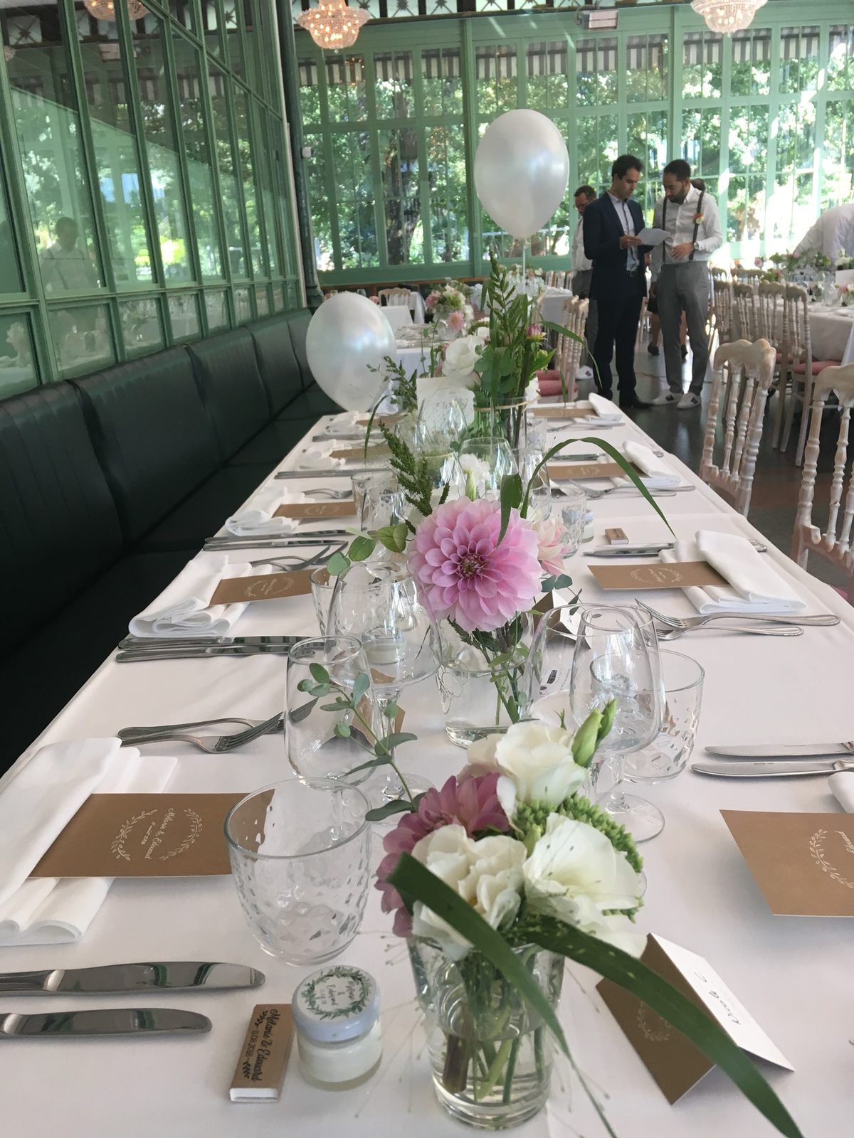 Table de réception fleurie de petits bouquets