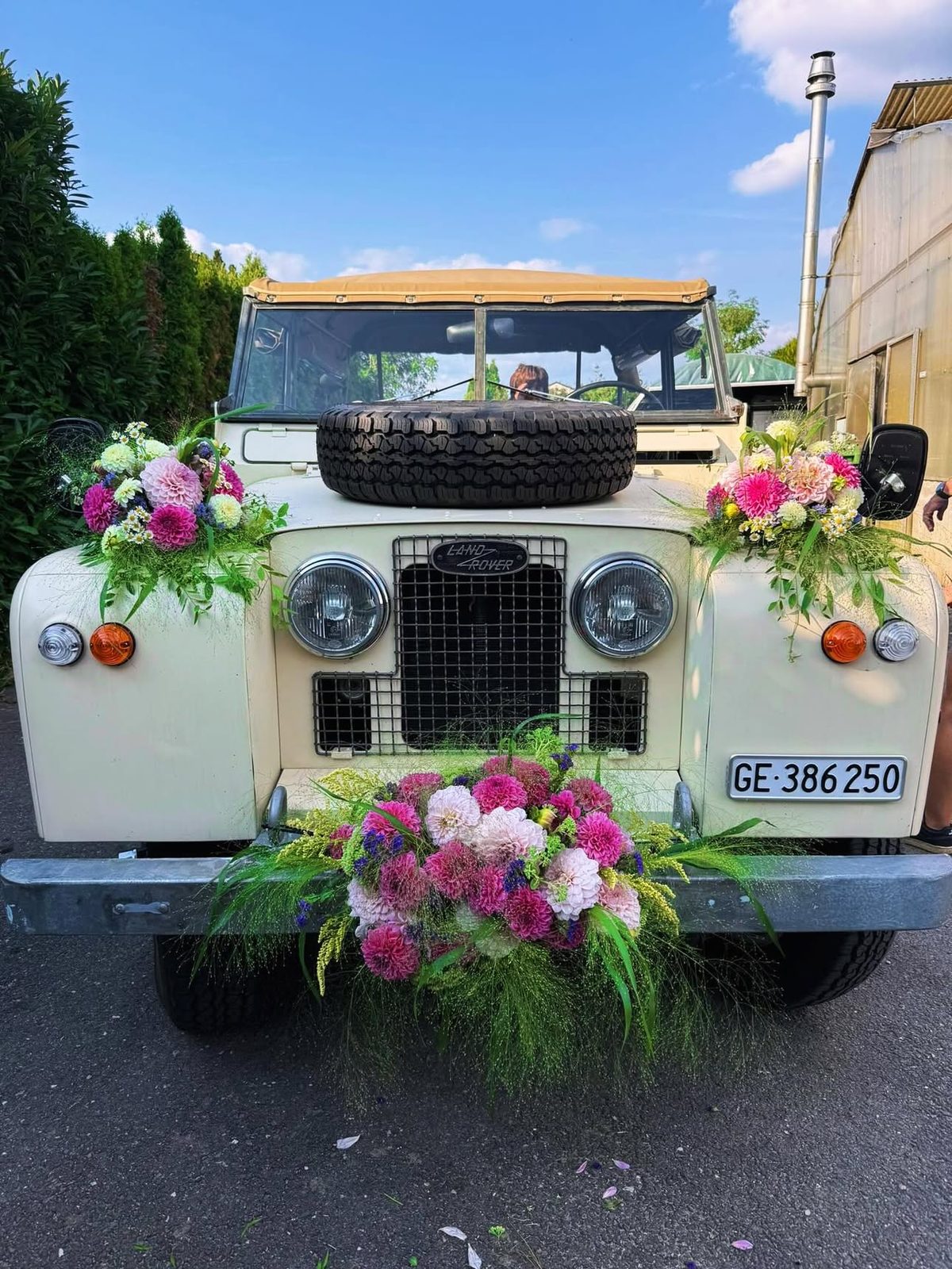 Voiture de collection décorée de fleurs pour un mariage